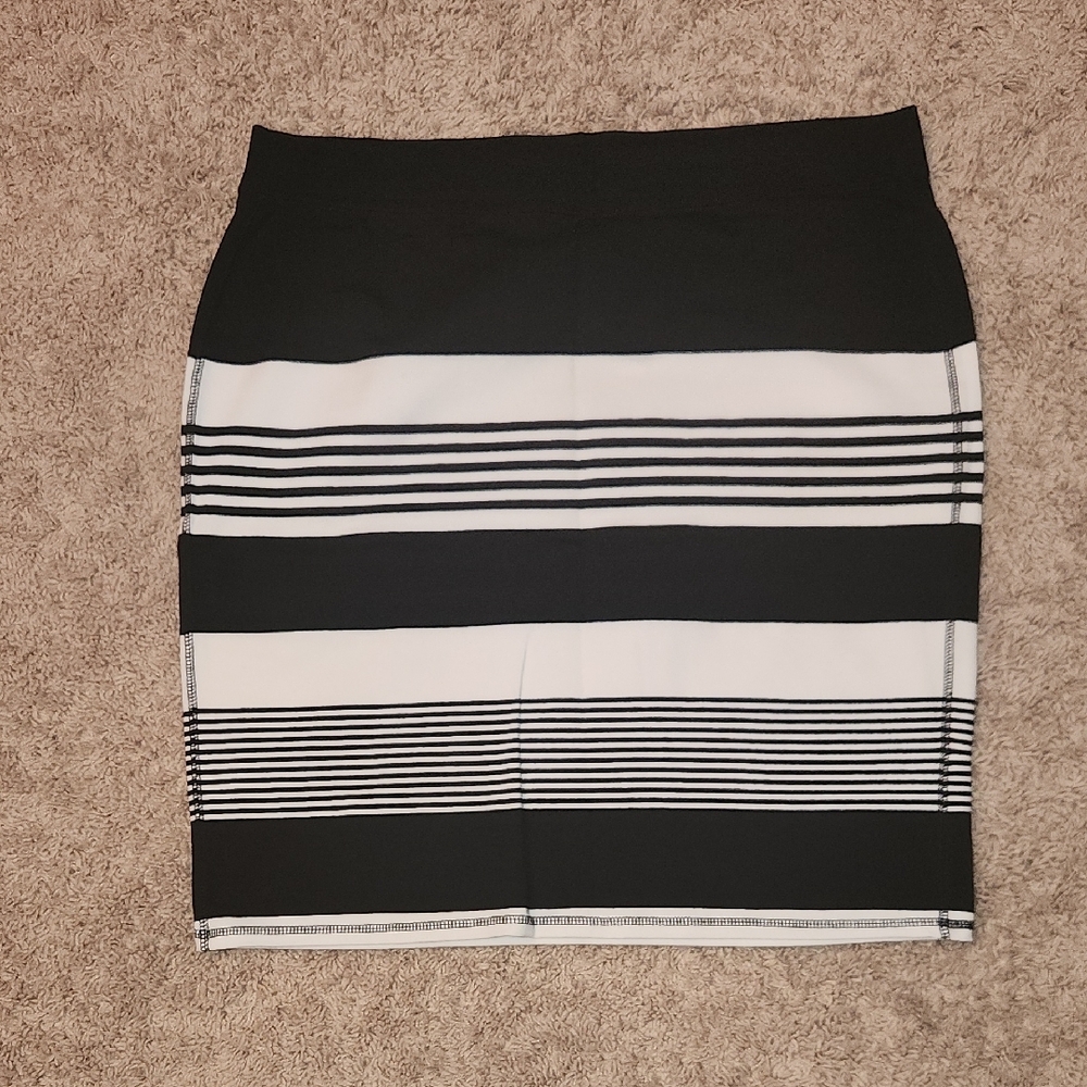 Old Navy Black and White Striped Stretchy Pencil Skirt